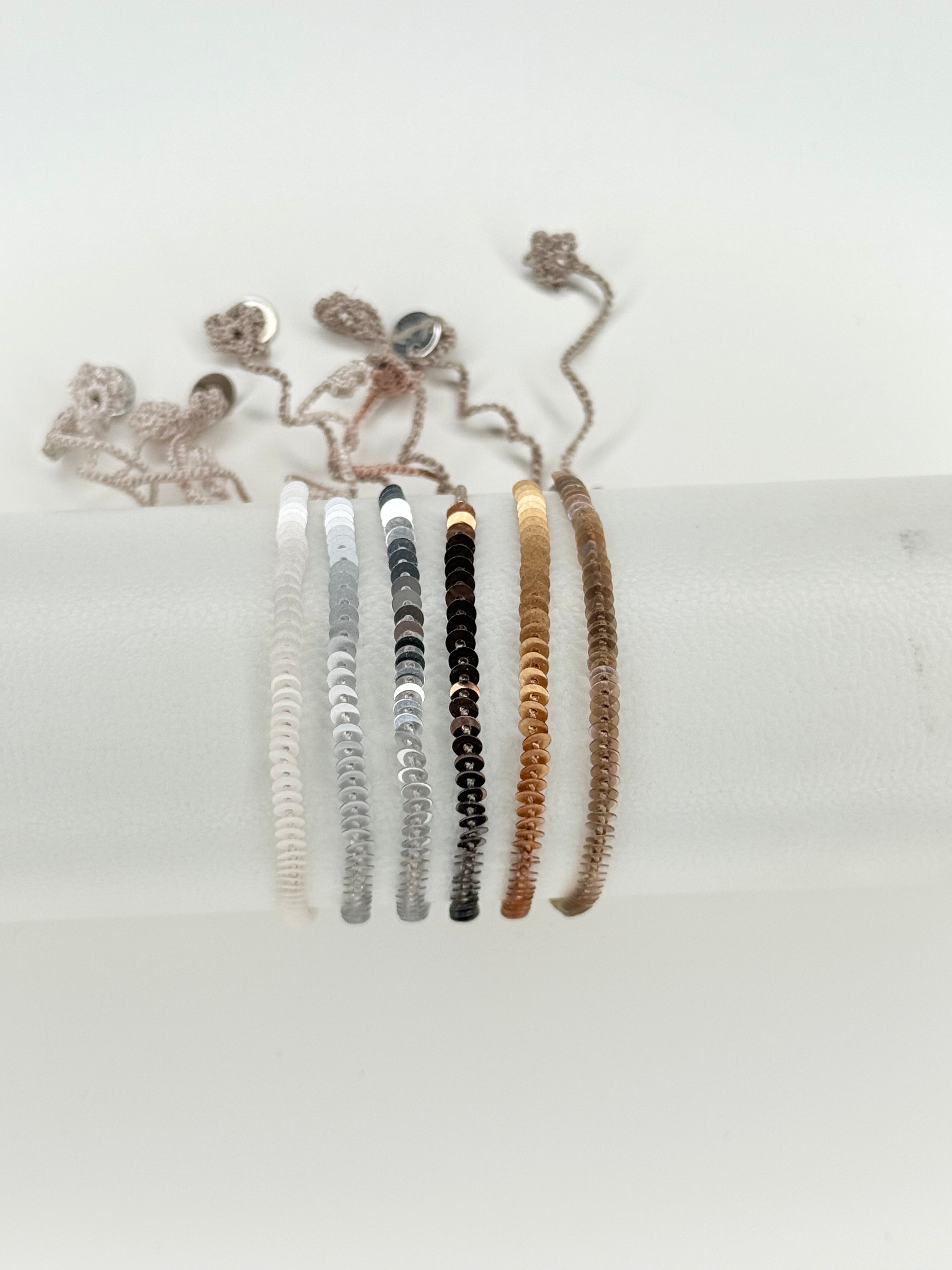 pam-h-kelarmband-mit-pailletten-wei-verstellbar image 1