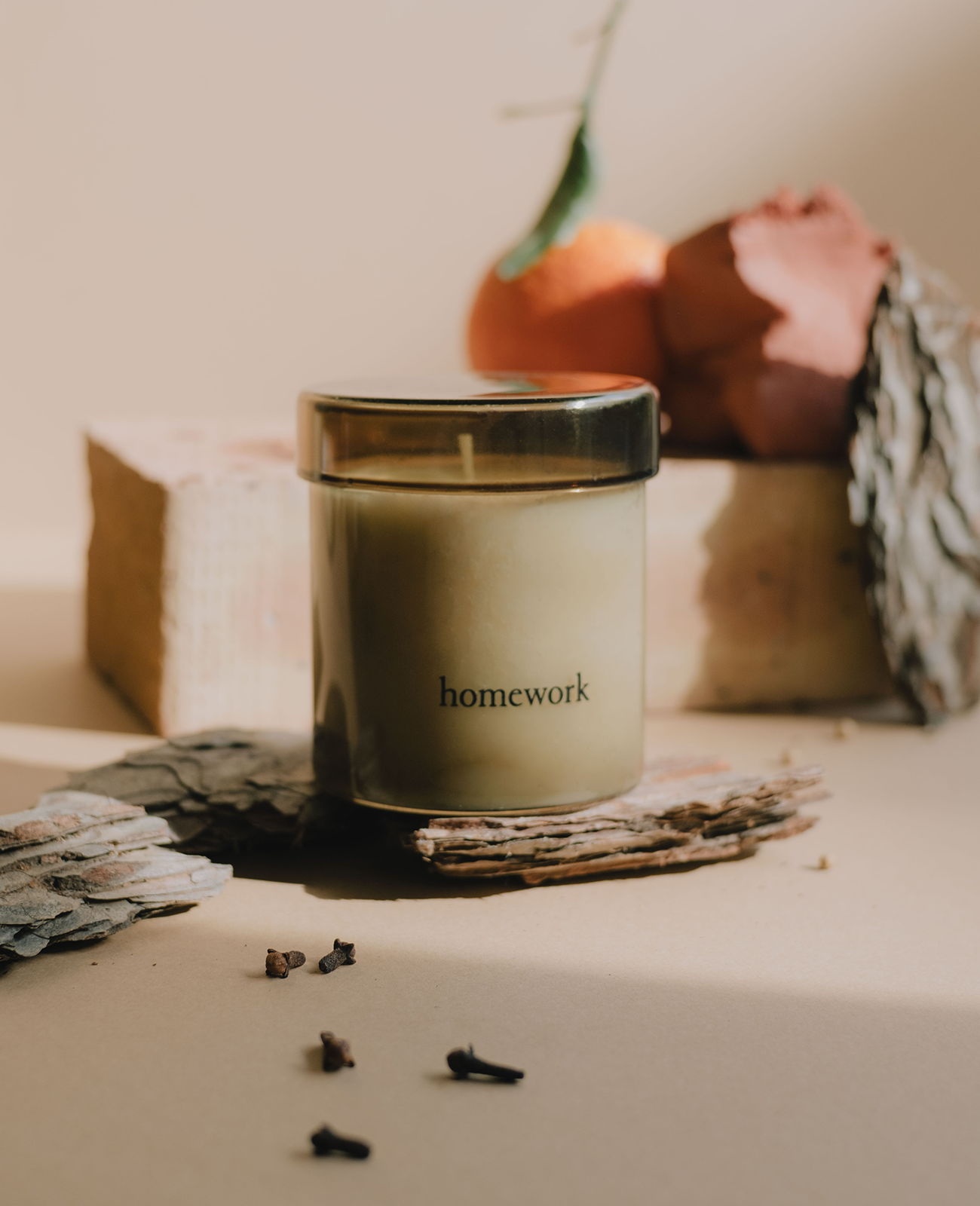 homework-candles-fire-duftkerze-280g-rauchiges-holz image 4
