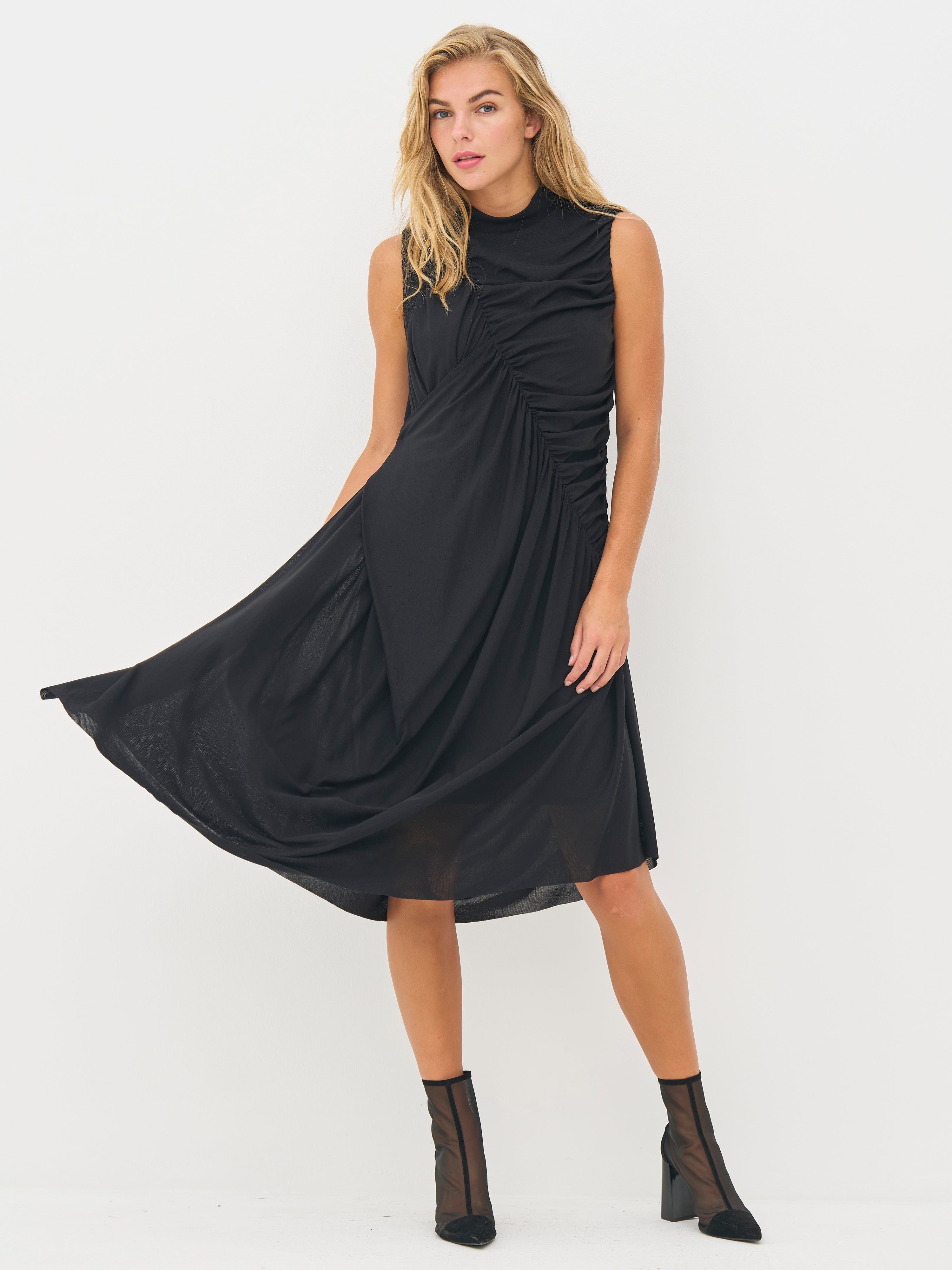 n-denmark-beth-midikleid-schwarz-asymmetrisch-drapiert image 2