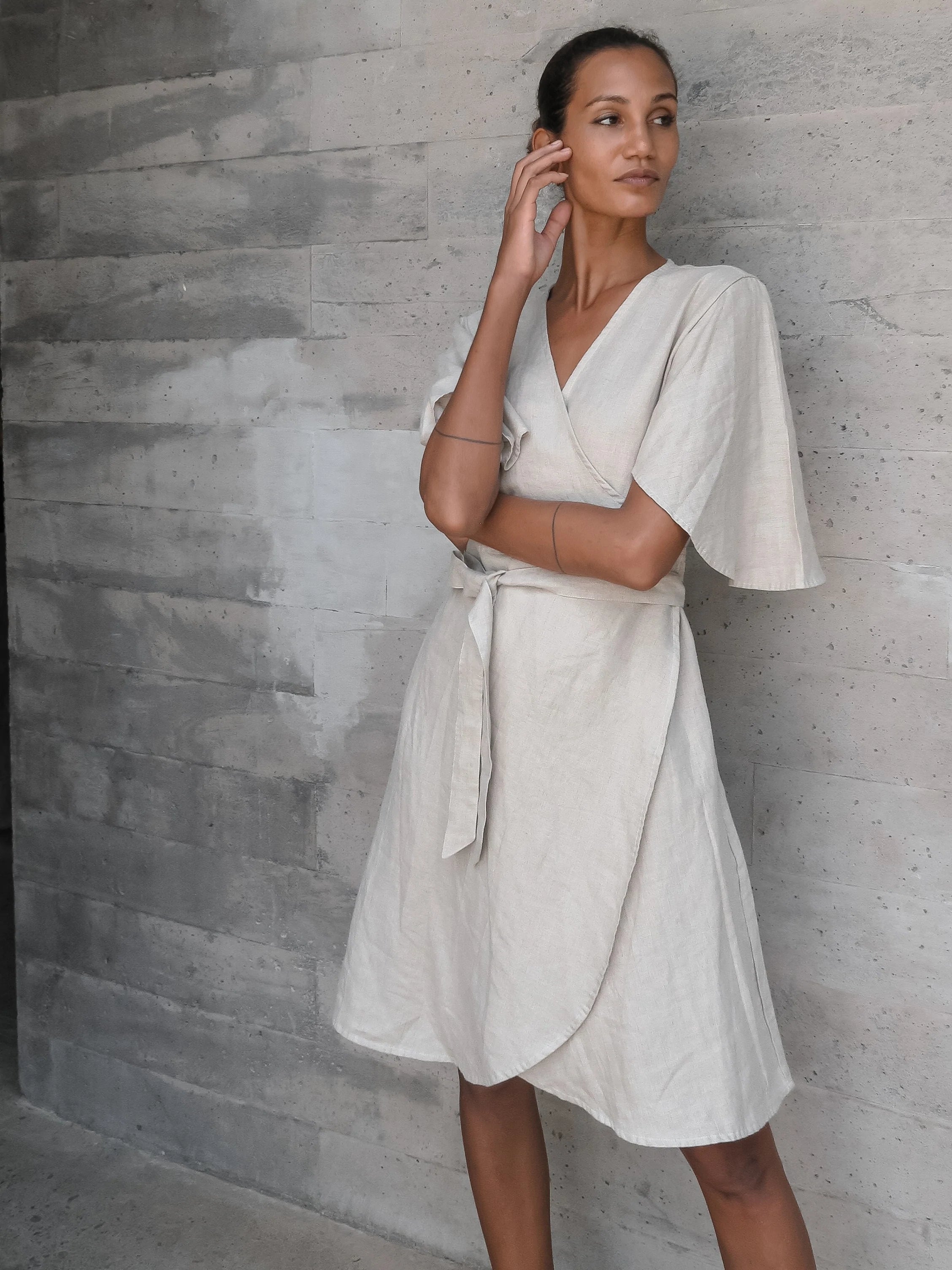luciee-ayla-wickelkleid-leinen-sand-midikleid image 2