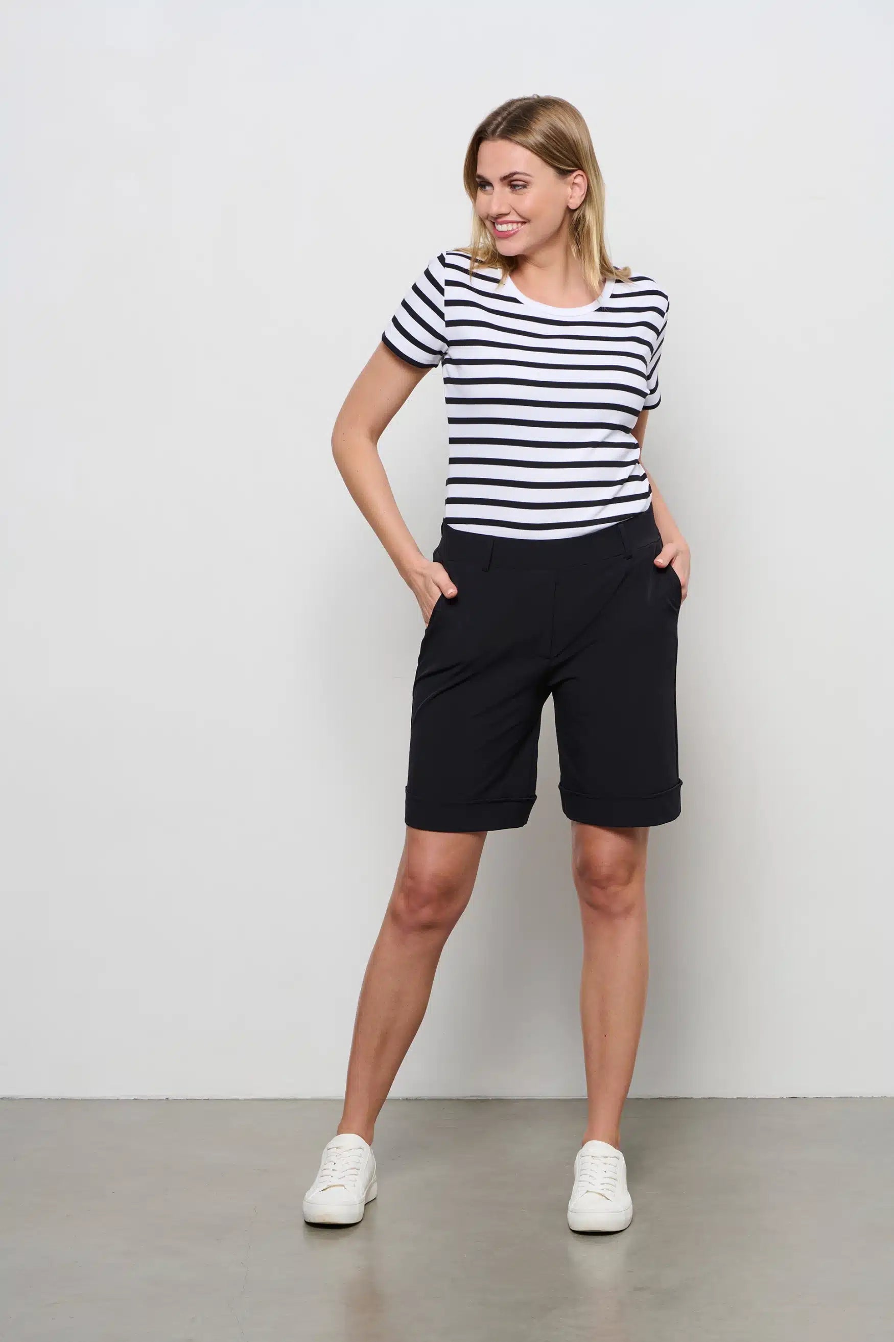 ein-st-ck-vom-gl-ck-philis-basic-travel-shorts-schwarz image 1