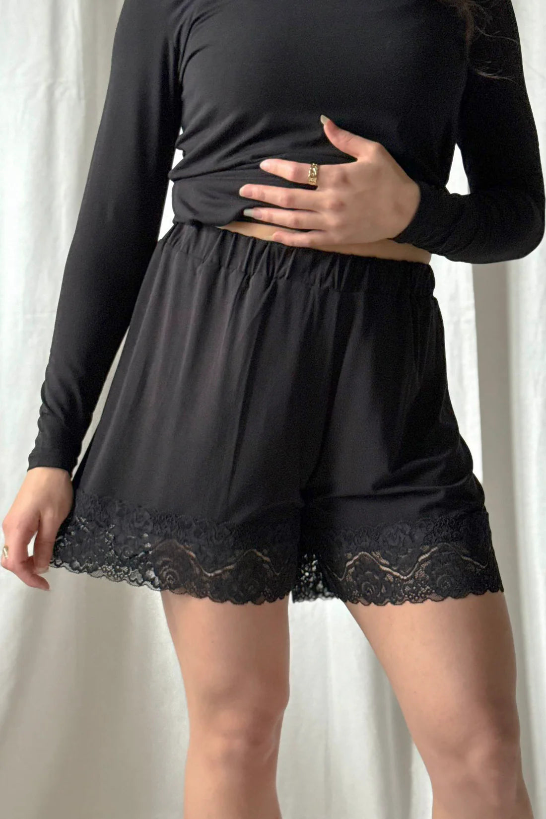 bypias-lace-bambus-shorts-damen-schwarz-mit-spitze image 2