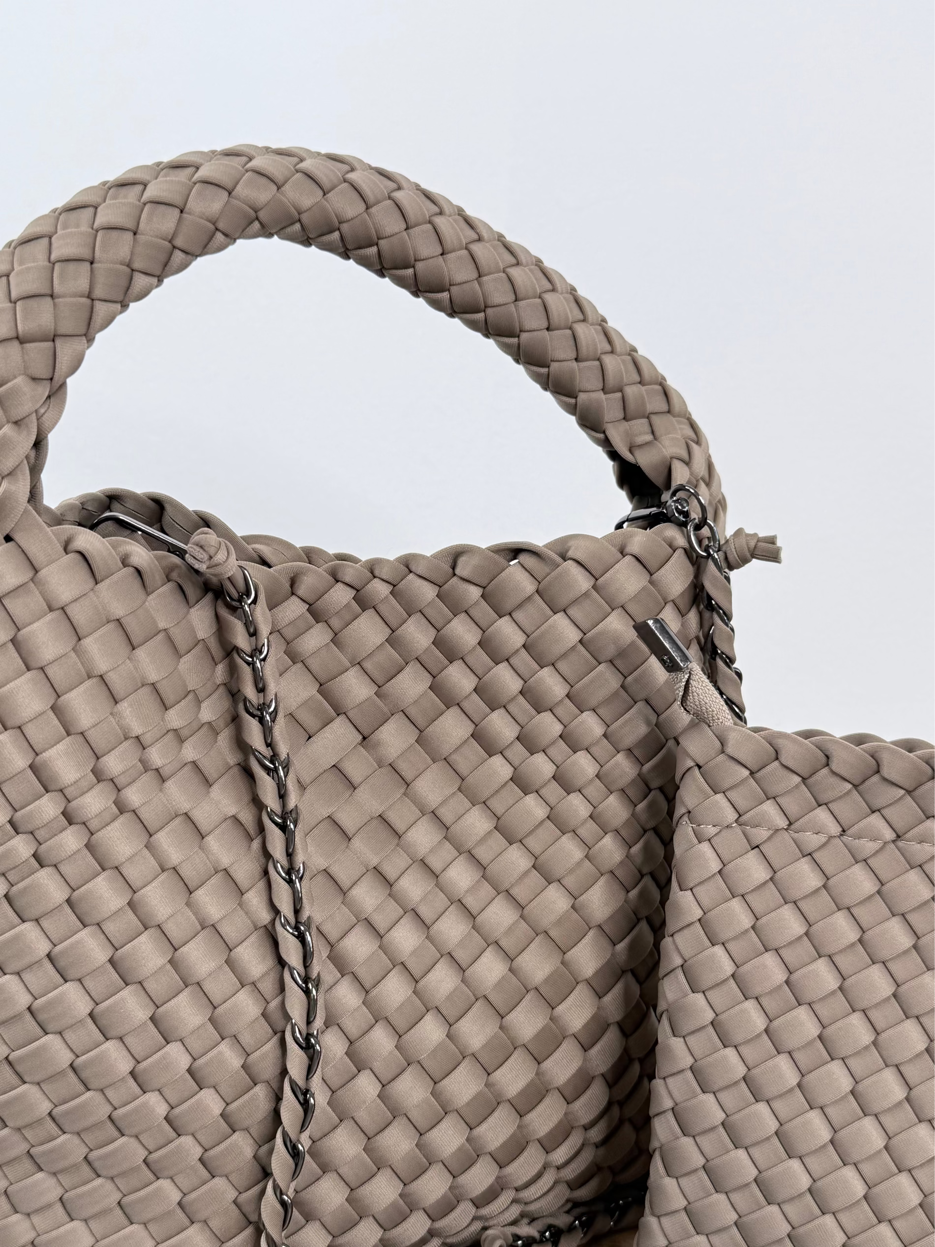 neopren-handtasche-taupe-geflochten-klein-magnetverschluss image 5