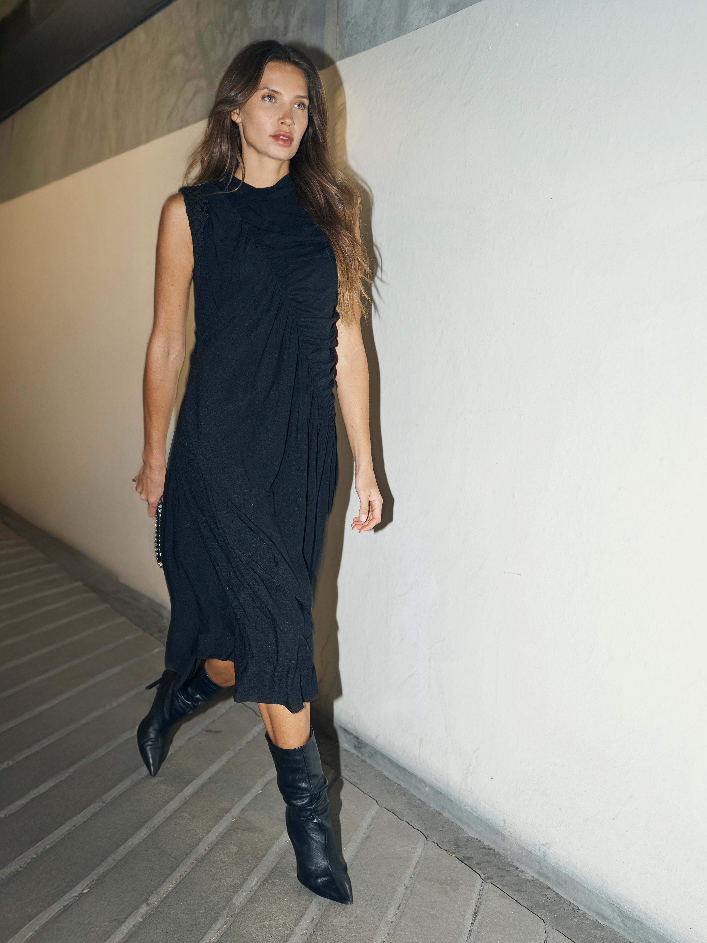 n-denmark-beth-midikleid-schwarz-asymmetrisch-drapiert image 4