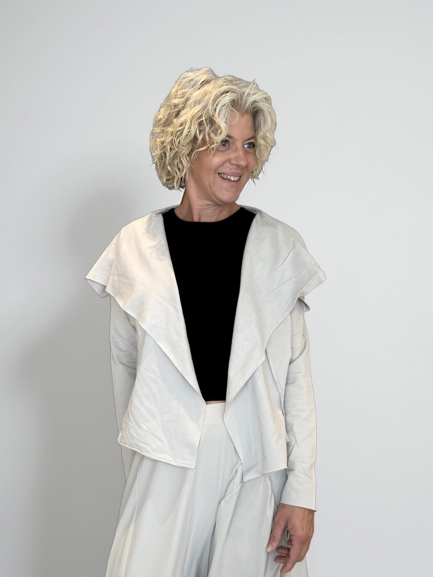 anastasia-hera-kurzjacke-schwarz-s-m-wasserfallkragen image 5