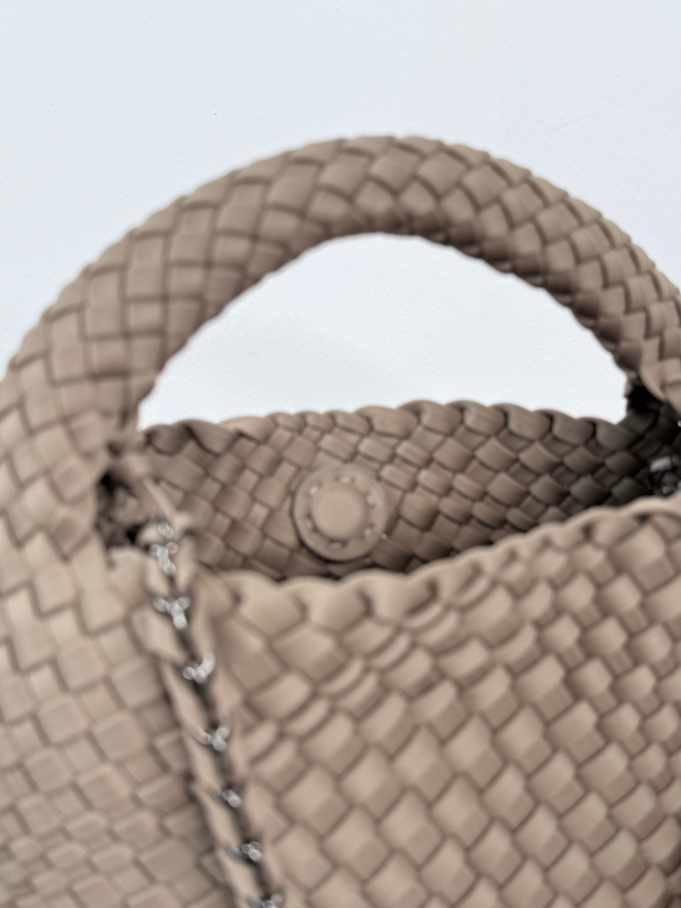 neopren-handtasche-taupe-geflochten-klein-magnetverschluss image 3
