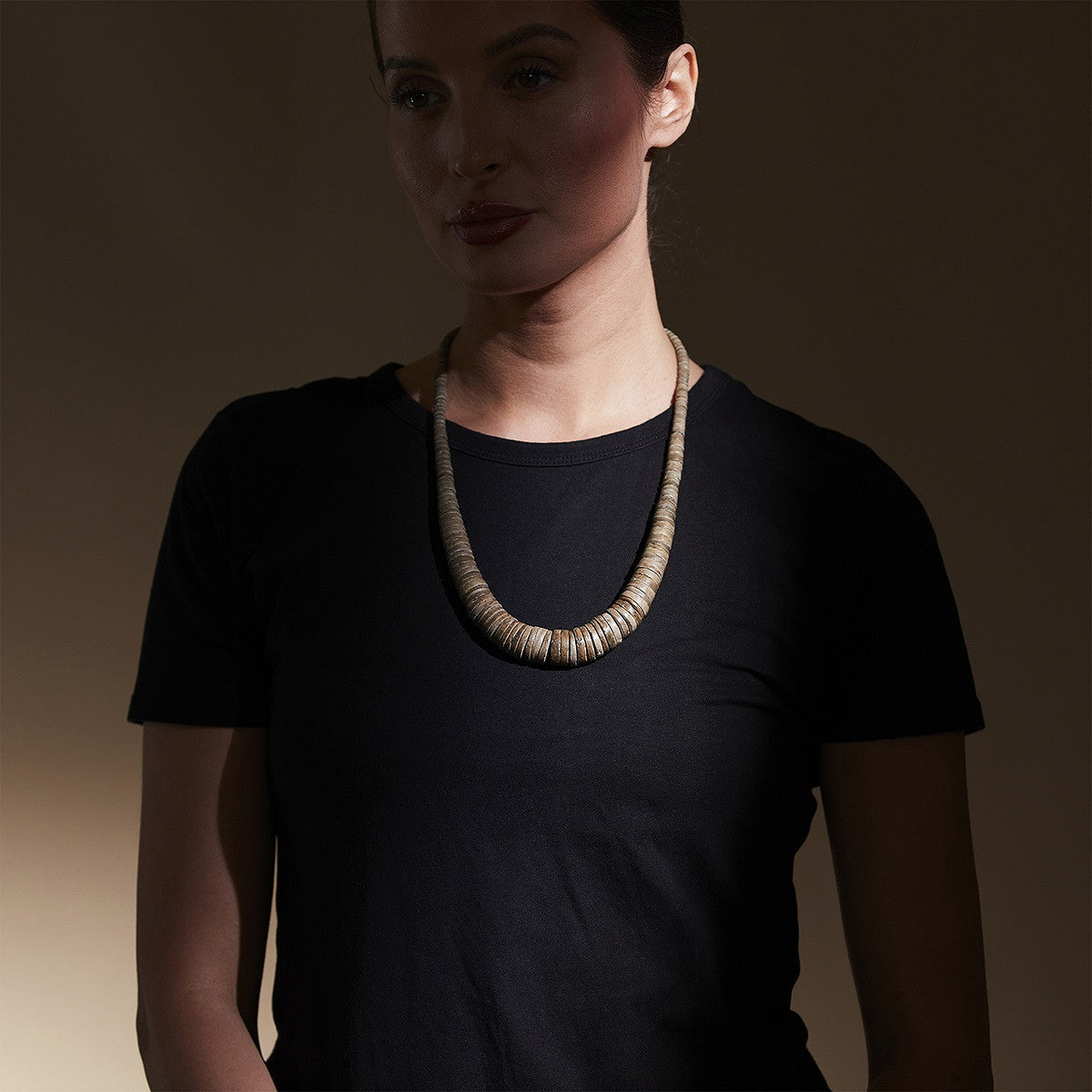 the-moshi-bia-halskette-kokosnussperlen-taupe-statement image 3