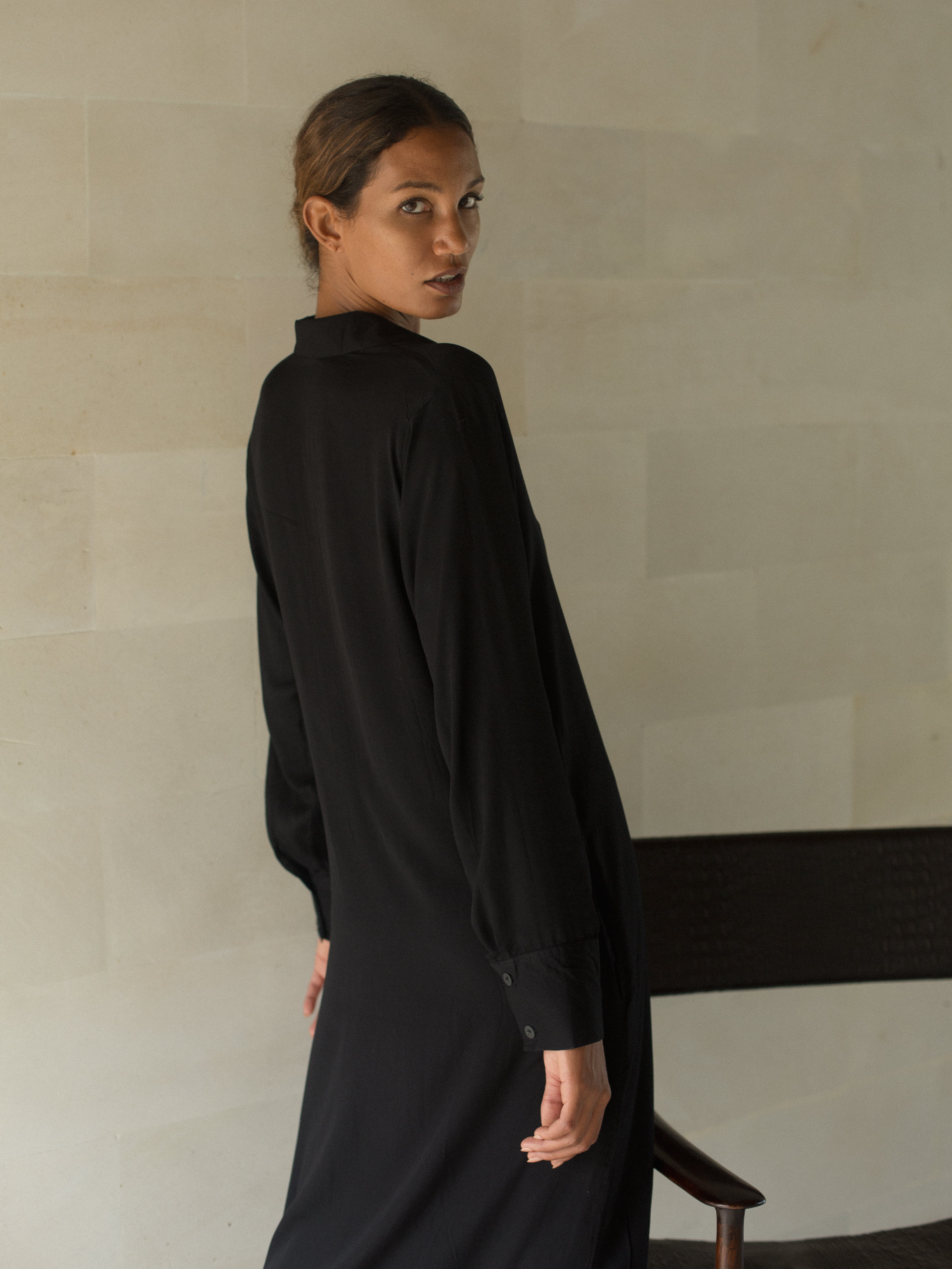 luciee-ava-maxikleid-bambus-schwarz-hemdblusenkleid image 4