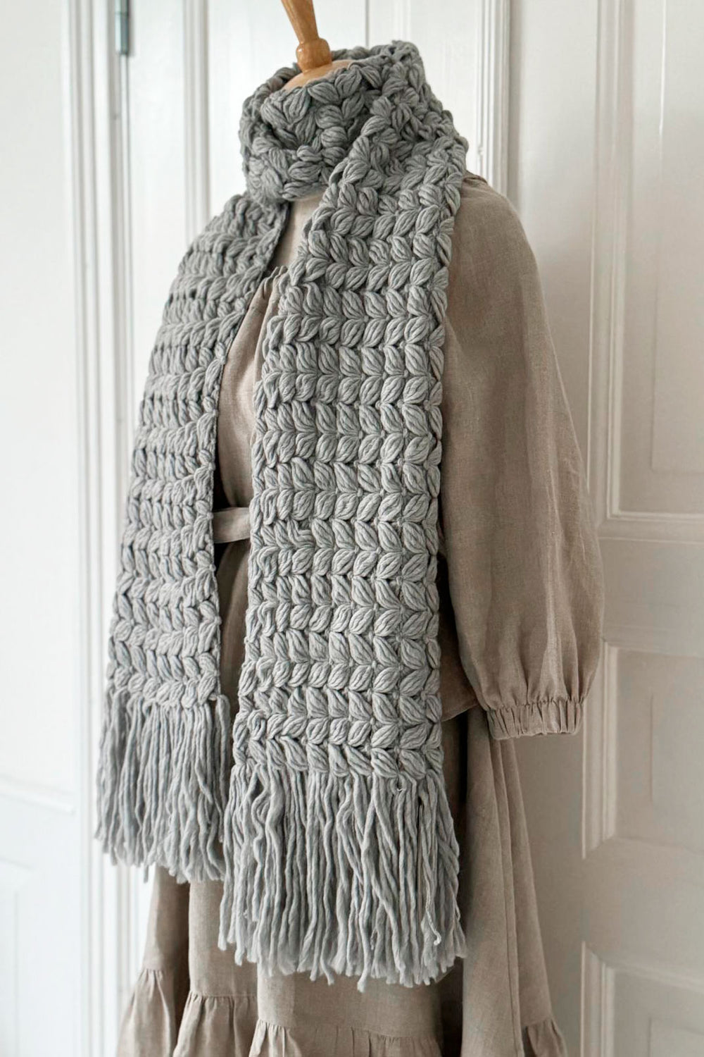 bypias-arika-strickschal-wolle-grau image 2
