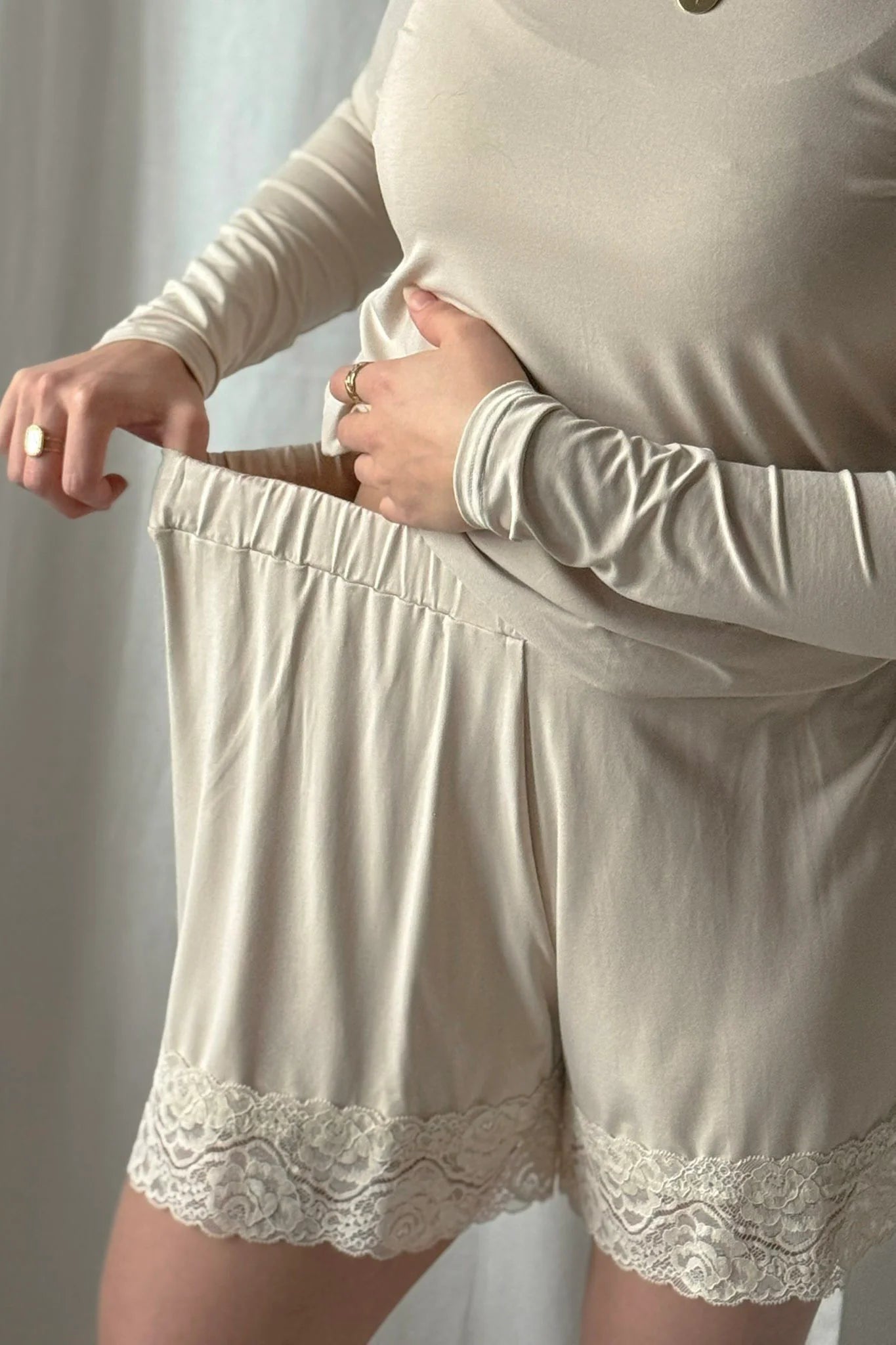 bypias-lace-shorts-beige-bambus-jersey-spitze-xs-l image 3
