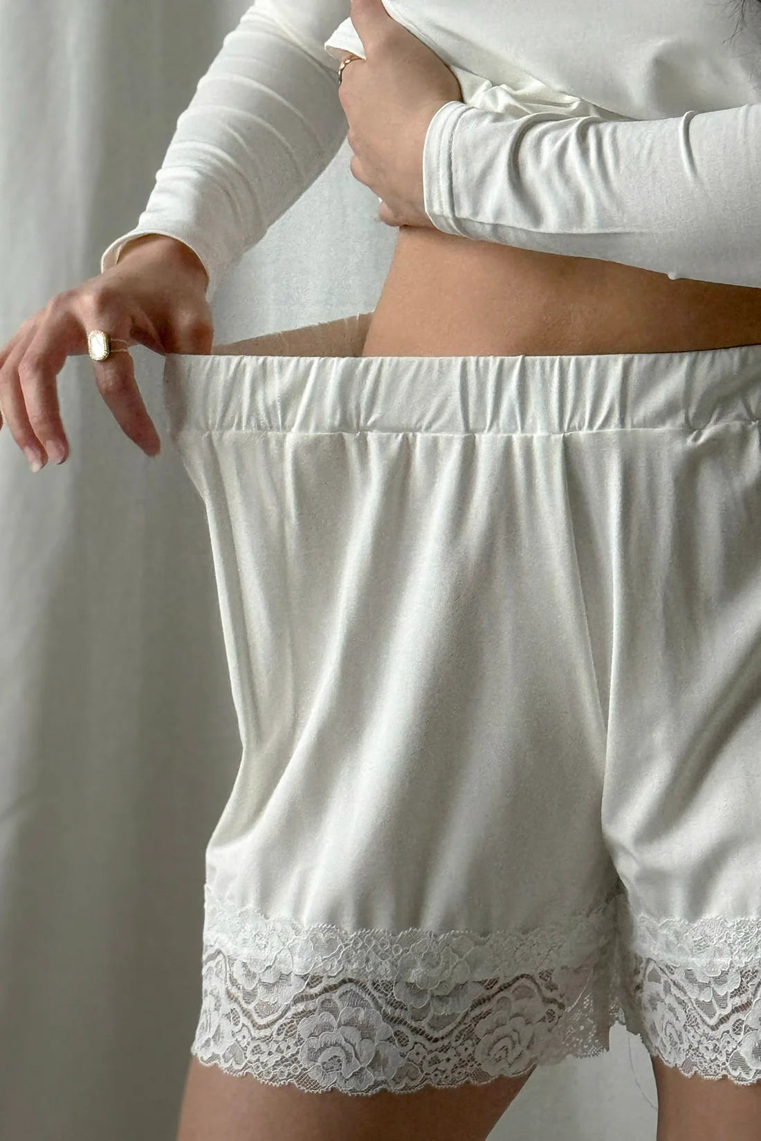 bypias-lace-bambus-shorts-damen-wei-spitzensaum image 4