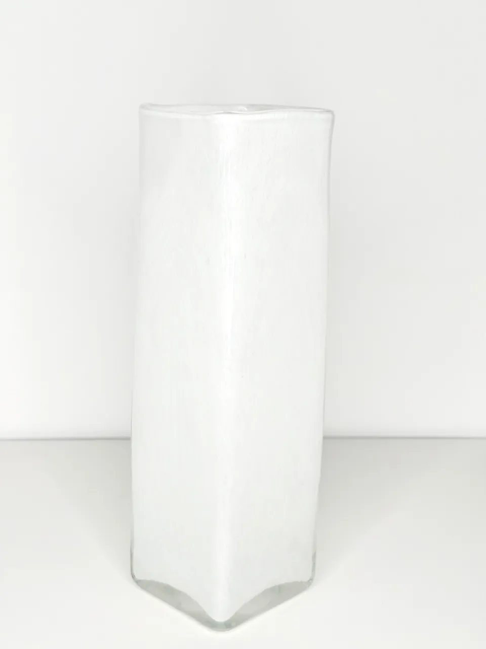 wei-e-glasvase-dickwandig-skulptural-35-cm-dekovase image 1