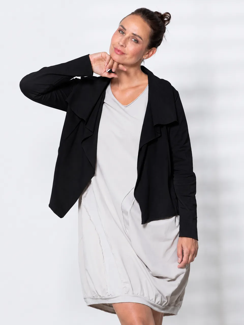 anastasia-hera-kurzjacke-schwarz-s-m-wasserfallkragen image 1