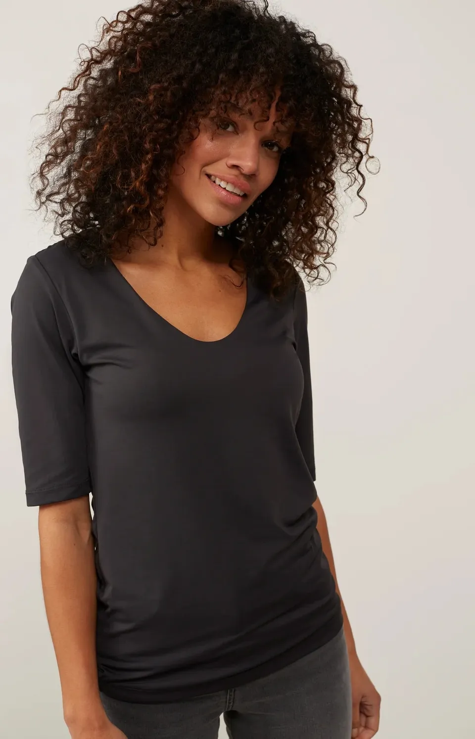yaya-basic-t-shirt-v-ausschnitt-schwarz-gr-xxs-xl image 1