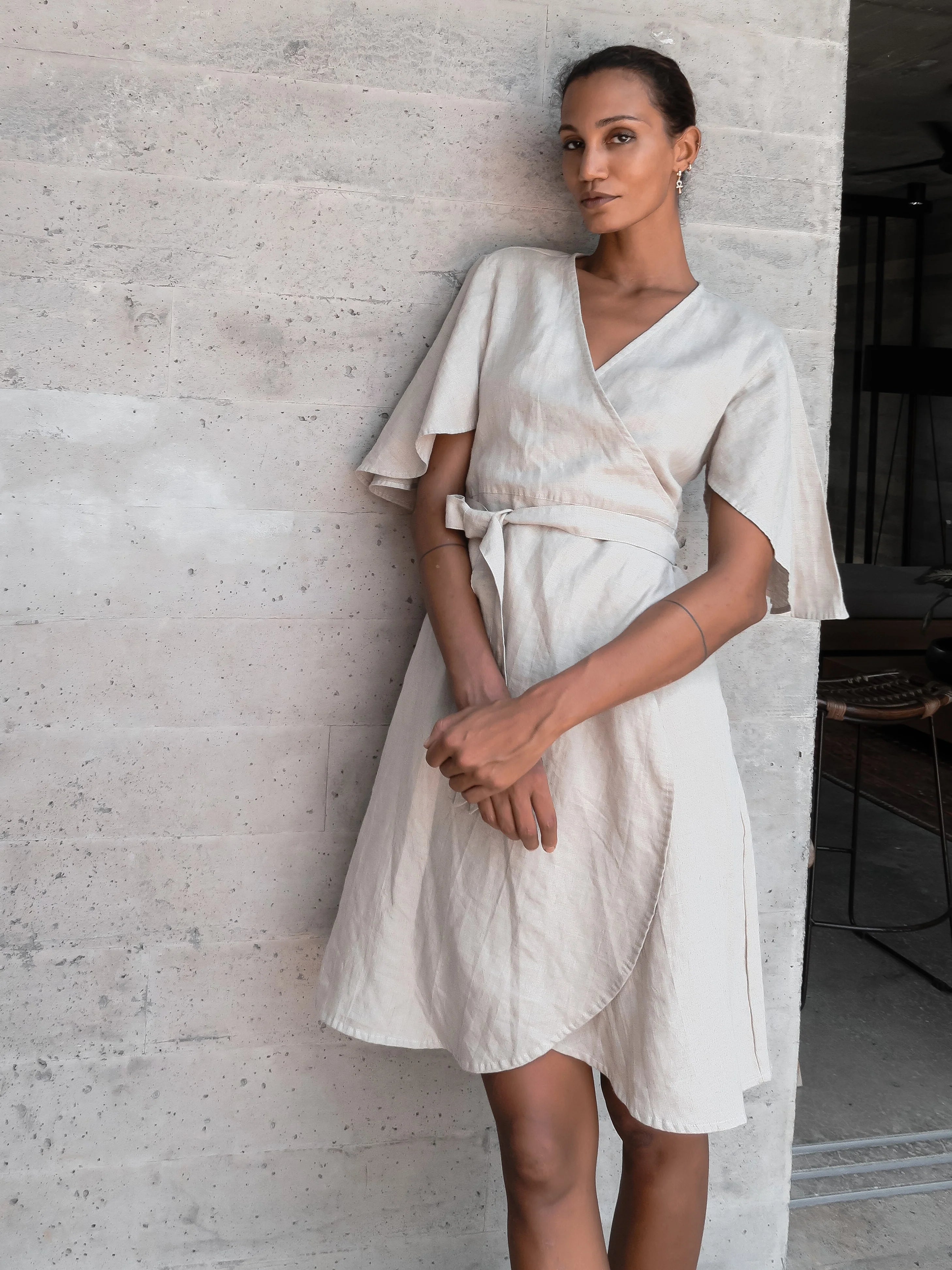 luciee-ayla-wickelkleid-leinen-sand-midikleid image 5