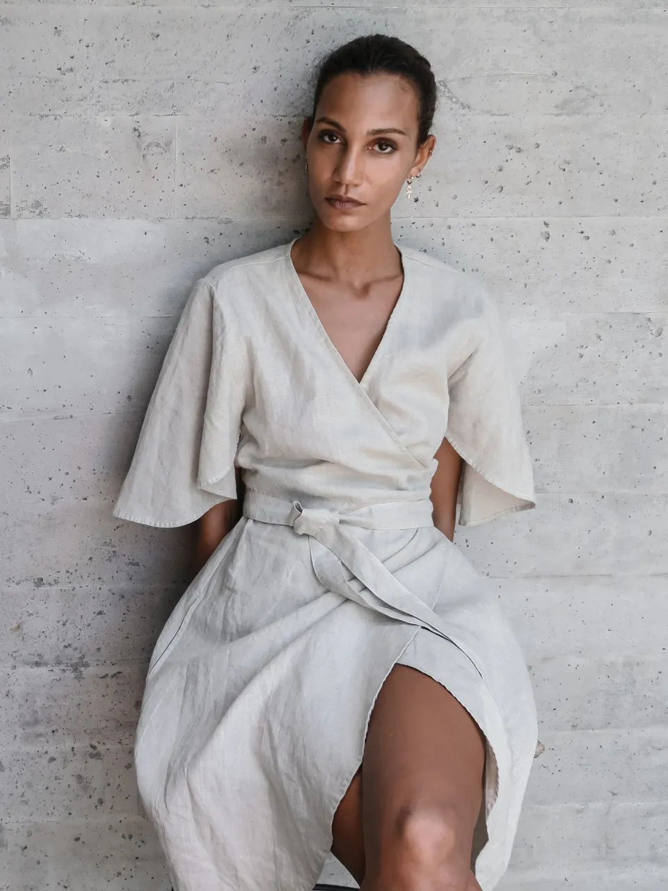 luciee-ayla-wickelkleid-leinen-sand-midikleid image 1