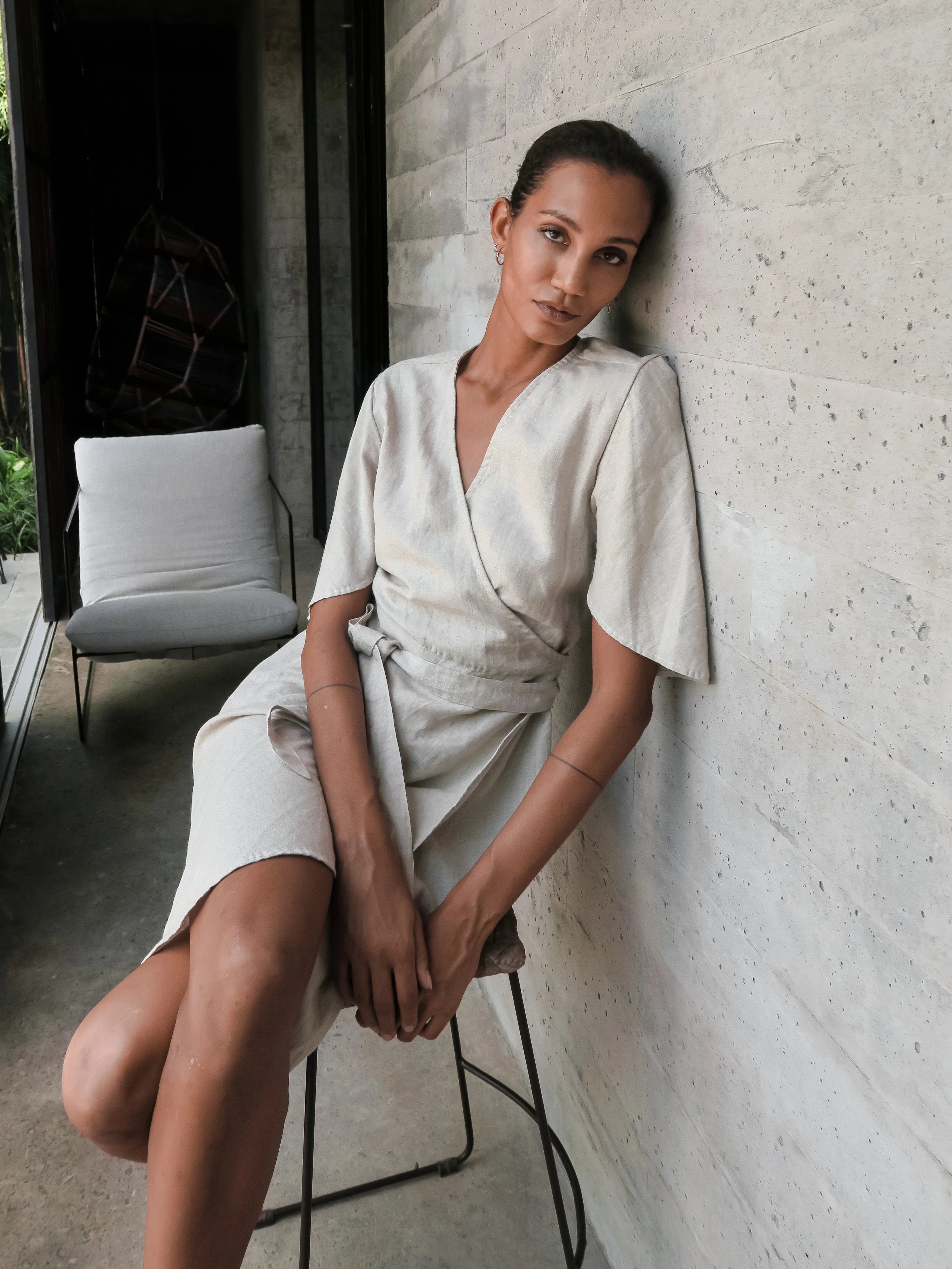 luciee-ayla-wickelkleid-leinen-sand-midikleid image 4