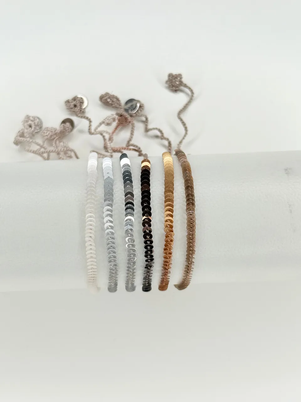 pam-h-kelarmband-mit-pailletten-wei-verstellbar image 1